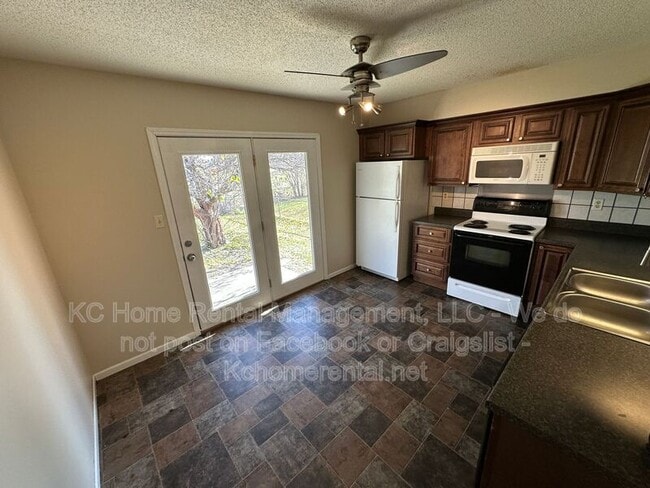 Building Photo - 3910 SW 8th Ter