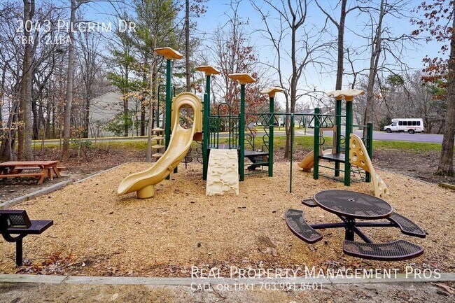 Building Photo - 2043 Pilgrim Dr