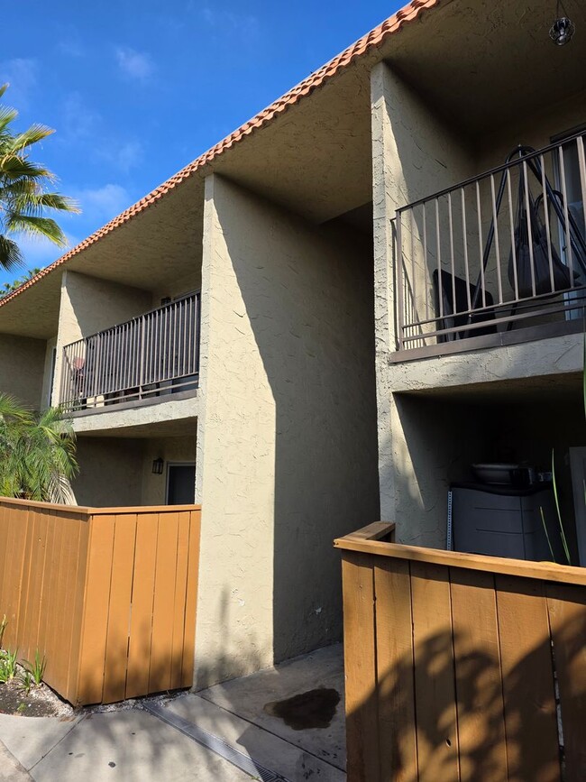 Building Photo - Renovated downstairs 2 bedroom 1 bath cond...