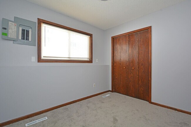 Building Photo - Beautifully Updated 3-Bed 2-Bath Home in Eden Prairie!