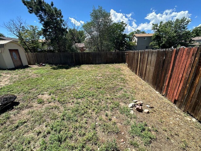 Building Photo - 3 BEDROOM, 2 BATHROOM SINGLE FAMILY HOME LOCATED CLOSE TO PETERSON AFB, SCHRIEVER AFB & FORT CARS...