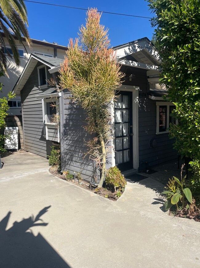 Building Photo - 407 Naranja Dr