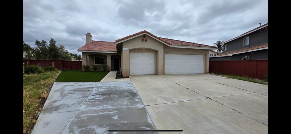 Low maintenance turf front yard - 27185 White Ct