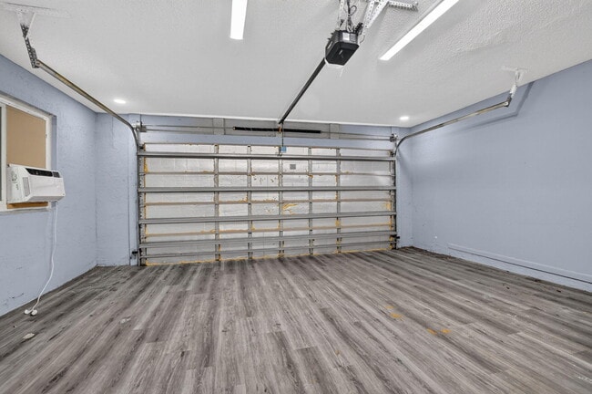 Building Photo - 7813 Kenway Pl W