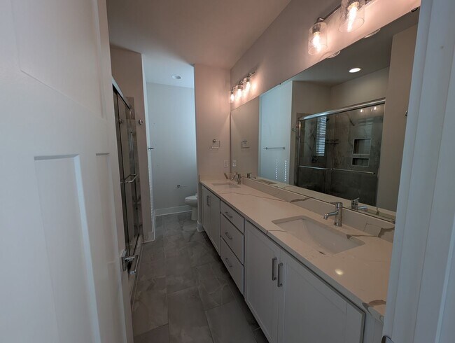 Building Photo - End-unit townhome in Bryant Park Terrace! 2-beds, 2-full baths, and 2-half baths.