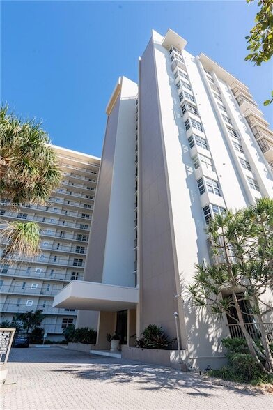 Building Photo - 1021 Hillsboro Mile Unit 204