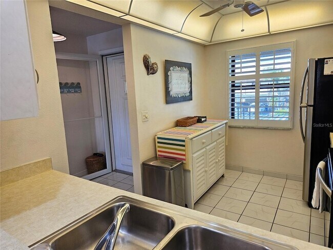 Building Photo - 340 3 Lakes Ln