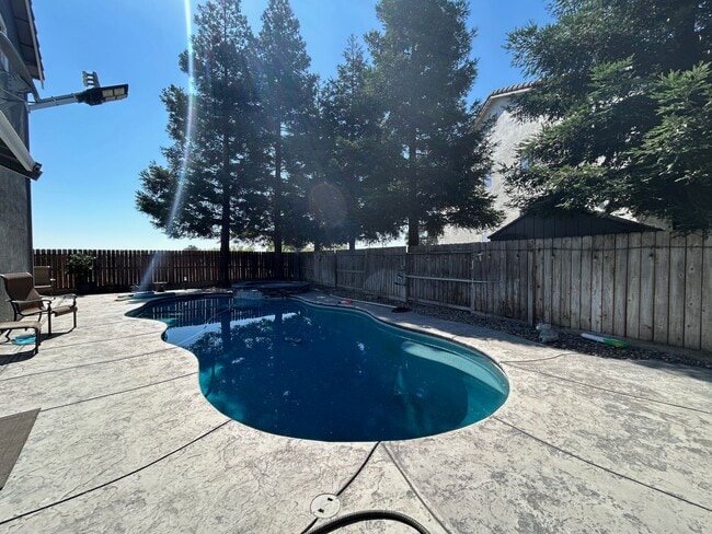 Building Photo - Beautiful & Spacious 4-Bedroom, 3-Bath Hom...