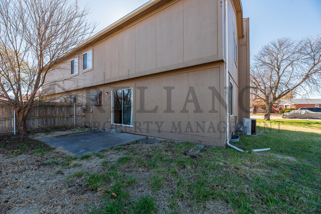 Building Photo - 2122 S White Oak Cir