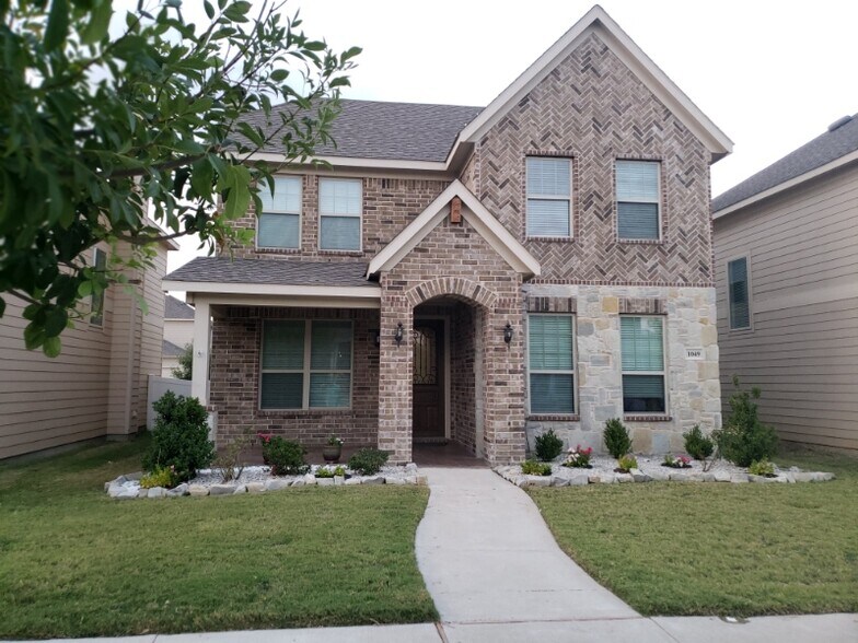 Building Photo - 1049 Marietta Ln