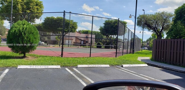 Building Photo - 515 W Park Dr