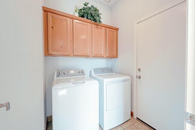 Building Photo - 1549 E Judi Pl