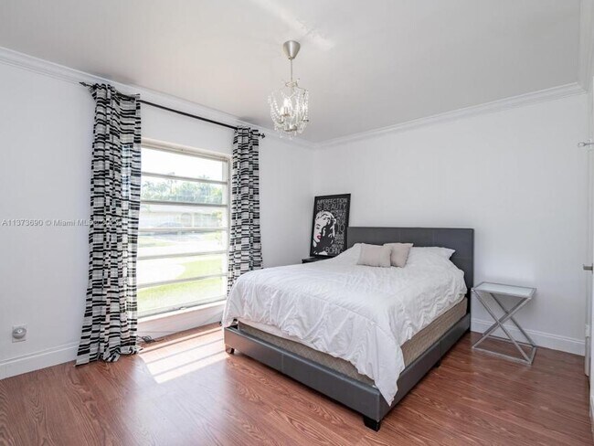 Building Photo - 4 bedroom in Hollywood FL 33021