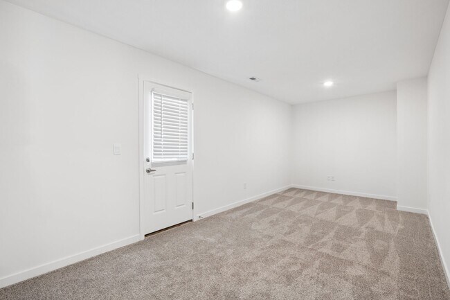 Building Photo - 119 Red Willow Dr