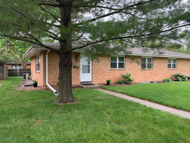 Primary Photo - Main level living, brick duplex in quiet N...