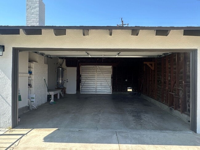 Building Photo - 3+2 RENOVATED W/Drive-Through Garage!