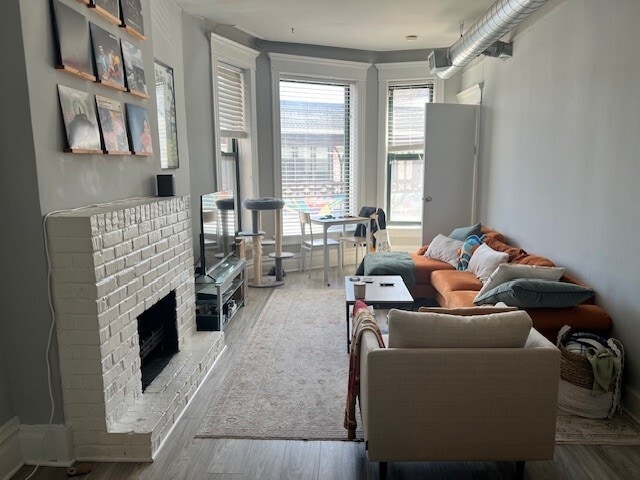 2852-2 Living Room - 2850 N. Clark Street Apartments