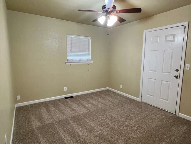 Building Photo - Super cute and updated 4 bed 2 bath home!!