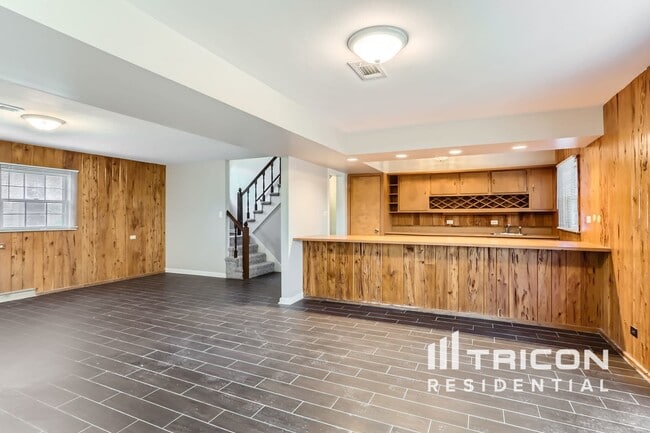 Building Photo - 7221 Red Oak Dr