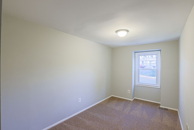 Building Photo - Reduced Price!! Move-In Ready!