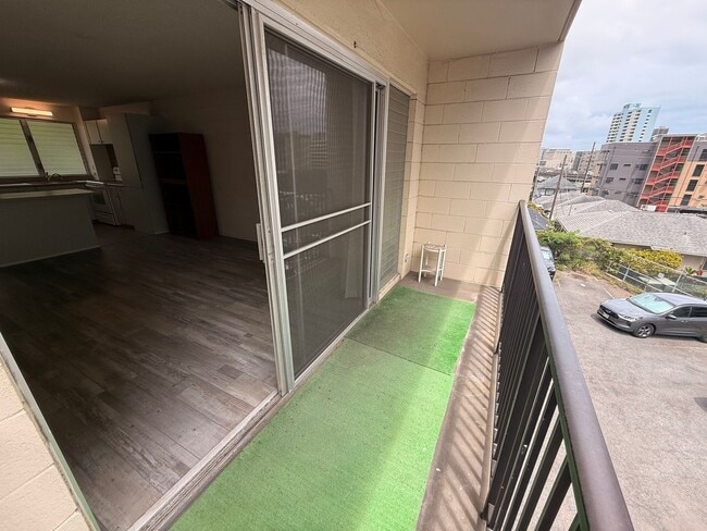Building Photo - Fresh 2/1 Makiki Heights Condo with 1 Parking, Lanai, Pool, Open floor plan, & Walk-in closet