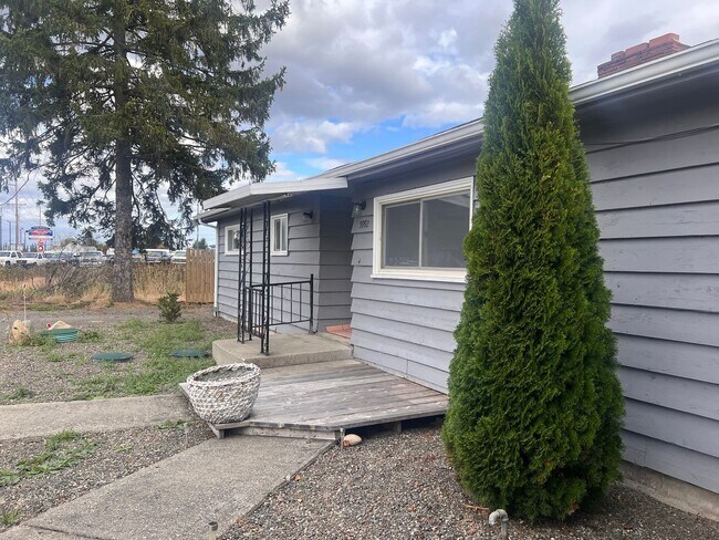 Building Photo - 3 bedroom, 1 Bath home - Rare find with a ...