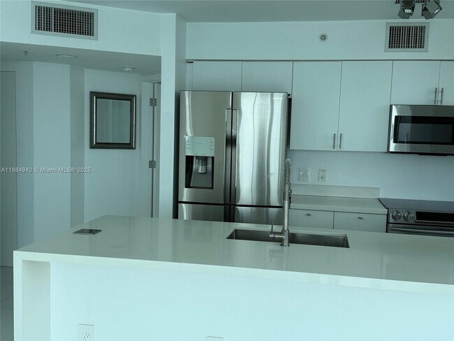 Building Photo - 1155 Brickell Bay Dr