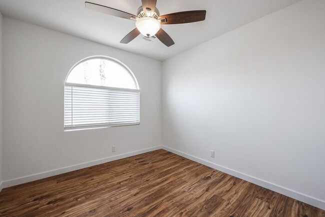 Building Photo - LOCATION! LOCATION! LOCATION! 3 BEDROOM, 2...