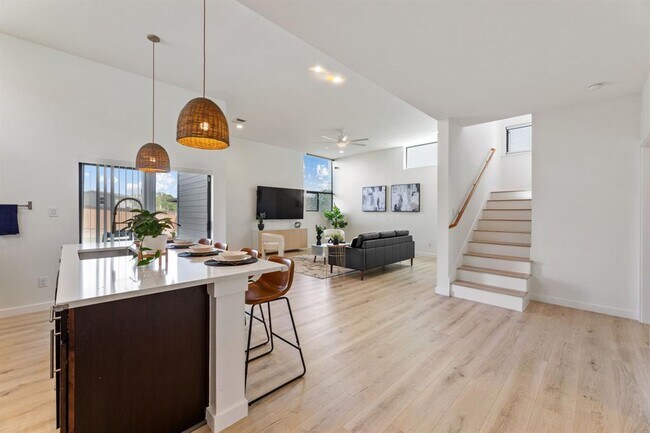 Building Photo - 5809 Toscana Ave