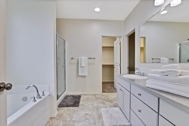 Building Photo - 2213 E Elm Grove Dr