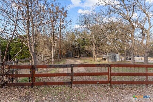 Building Photo - 1060 Great Oaks Dr