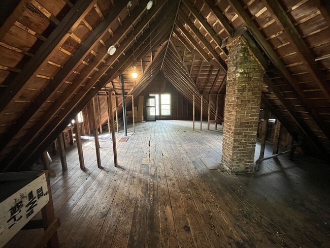Building Photo - 5 Bed / 2 Bath House Located Downtown Madi...