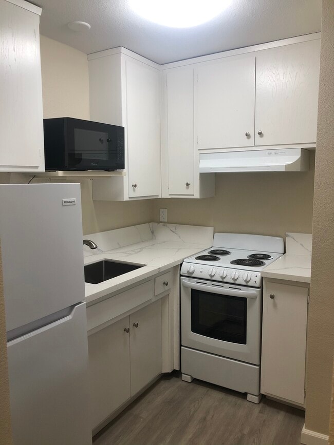 Building Photo - Campus Manor