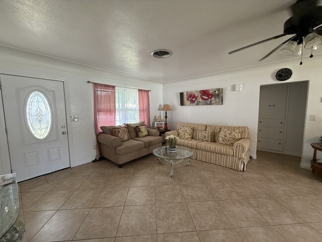 Building Photo - 2309 Tulip St