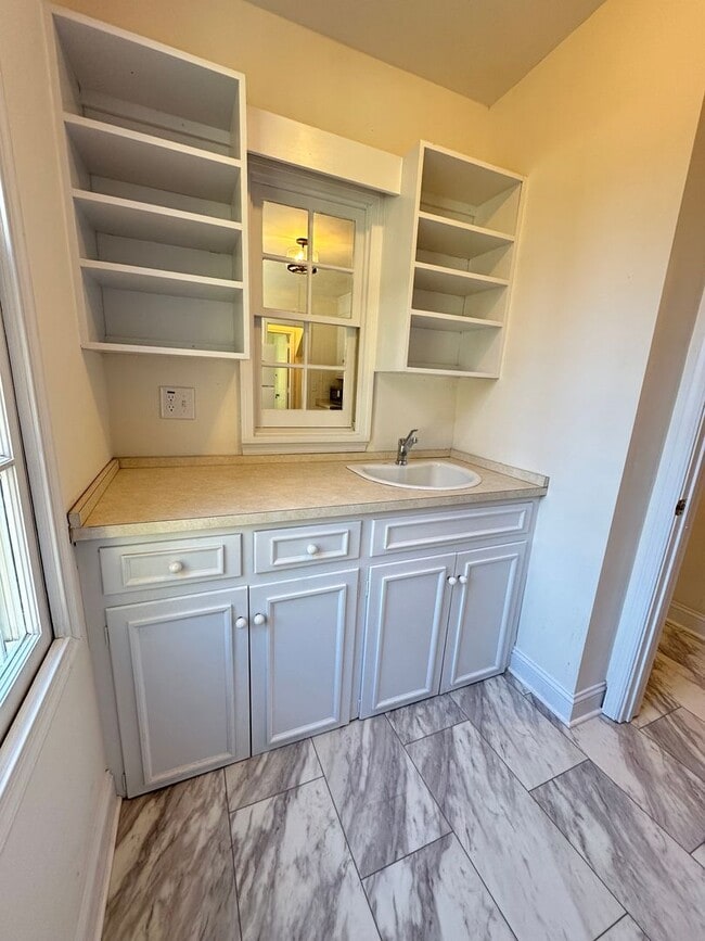 Building Photo - 503 Newport Ave