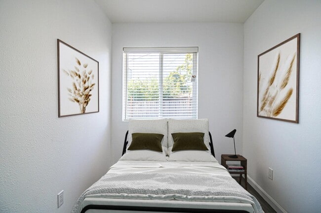 Building Photo - Sleek 1 bed/1 bath apartment near downtown...