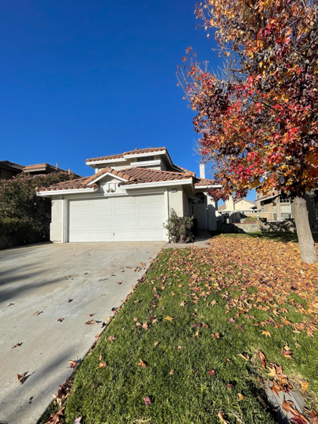 Building Photo - 2 Story- 3 bedroom and 2.5 bath Home