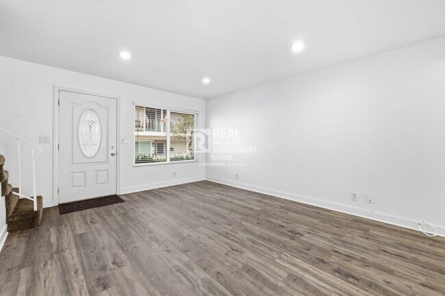 Building Photo - 4560 Jamestowne