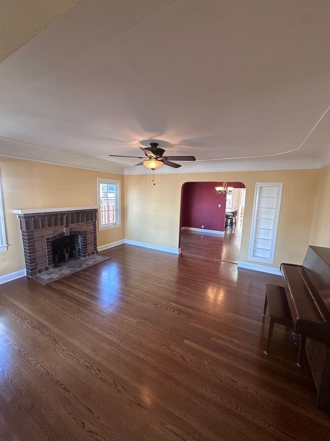 Building Photo - 115 Aster Rd