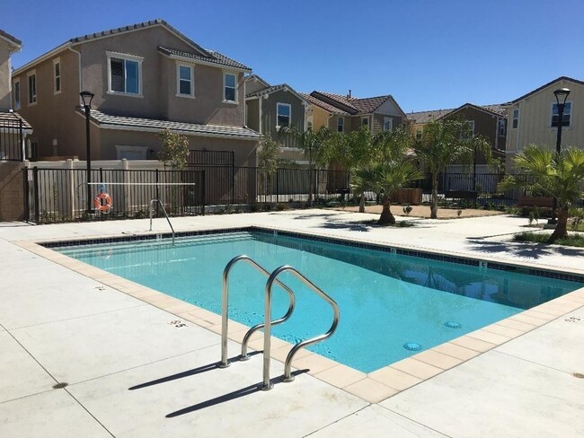 Building Photo - 3 bed, 2 1/2 bath 2 story townhome in Winn...