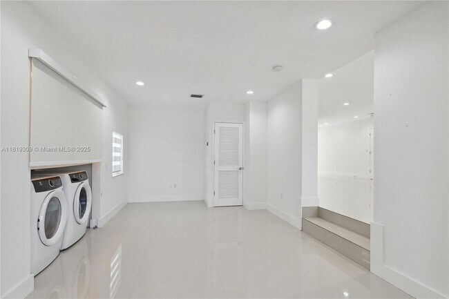 Building Photo - 4655 SW 14th St