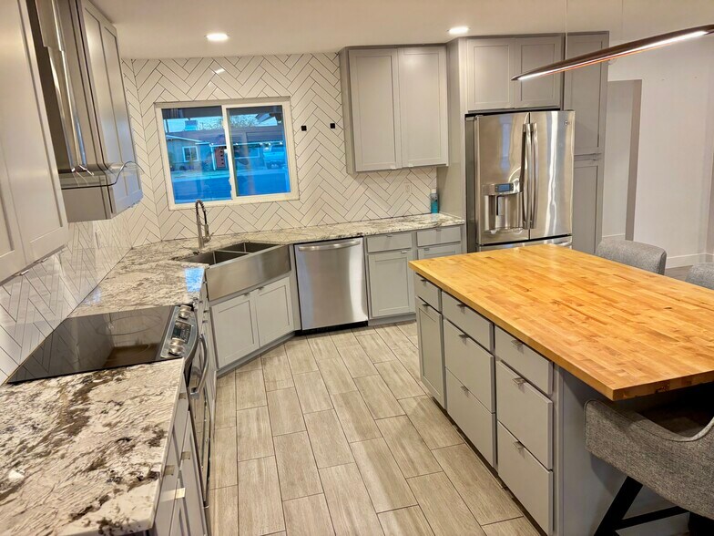 Building Photo - 6059 N 22nd Ave