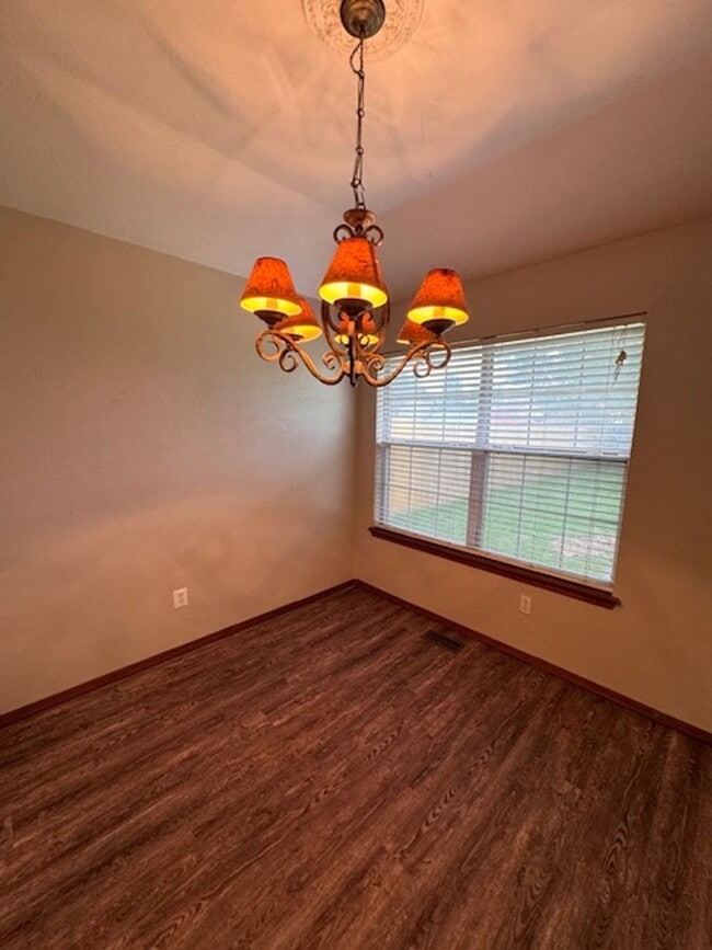 Building Photo - Brand new Luxury vinyl Plank in living, Kitchen and dining, new paint, 3 bed 2 bath 2 car in Must...