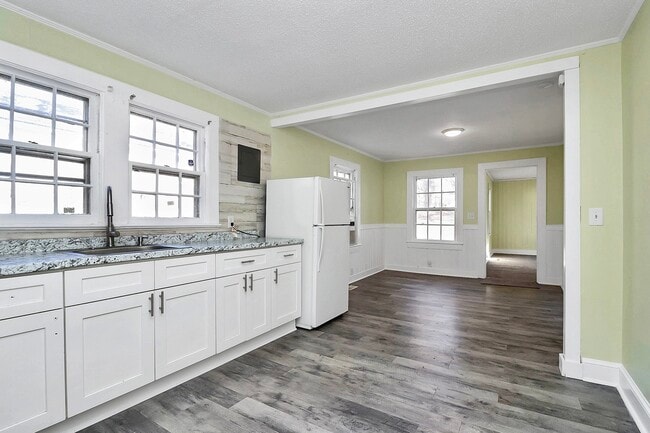 Building Photo - 1208 Saratoga Dr