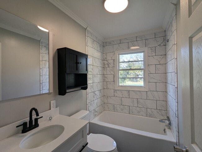 Building Photo - 272 Victory Dr