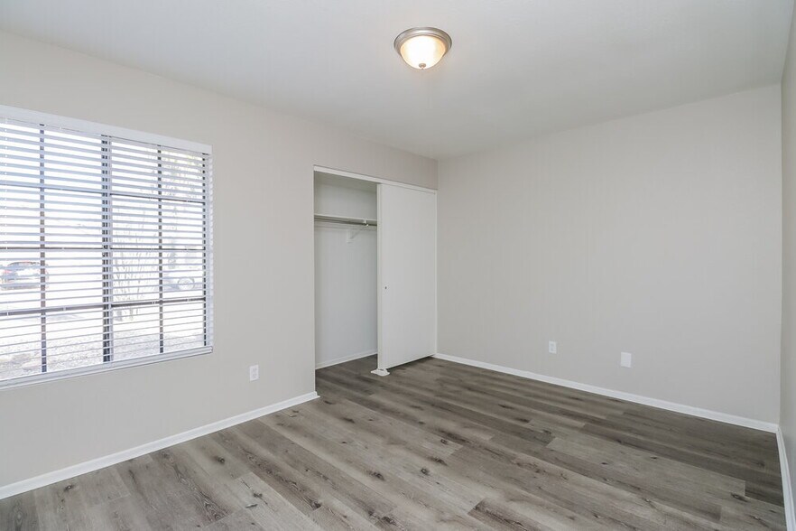 Building Photo - 657 W Shawnee Dr