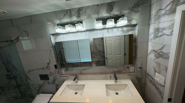 Building Photo - Move in Special! 2 Weeks free!  Home for R...