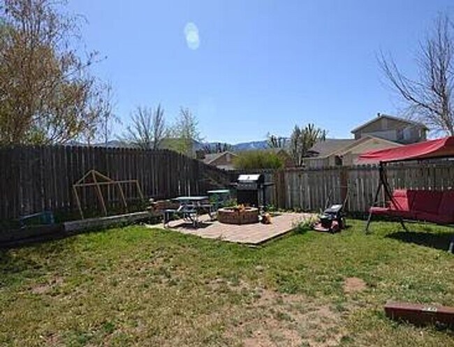 Building Photo - Private home, large lot!