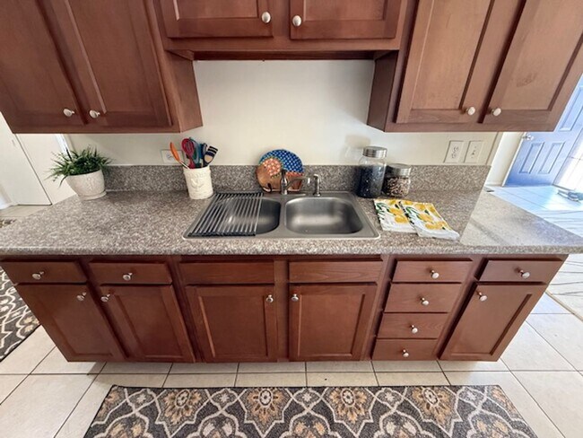 Building Photo - 2 Bed 1 Bath Spacious Apartment