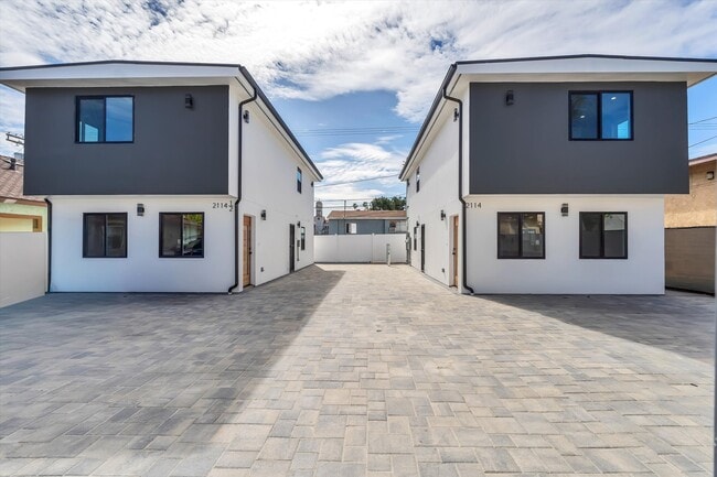 Building Photo - 2116 E 2nd St